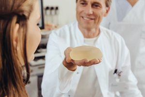 Universo dos Implantes de Silicone: Um Guia Completo para Você Tomar a Decisão Certa